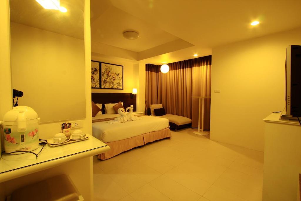 @ White Patong Hotel Стая снимка
