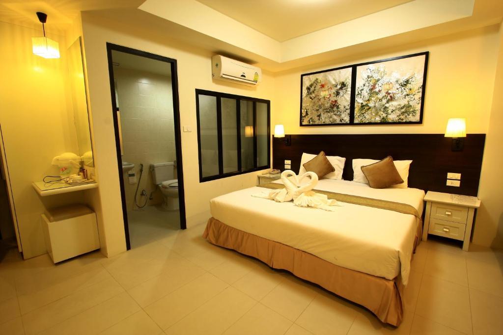 @ White Patong Hotel Стая снимка